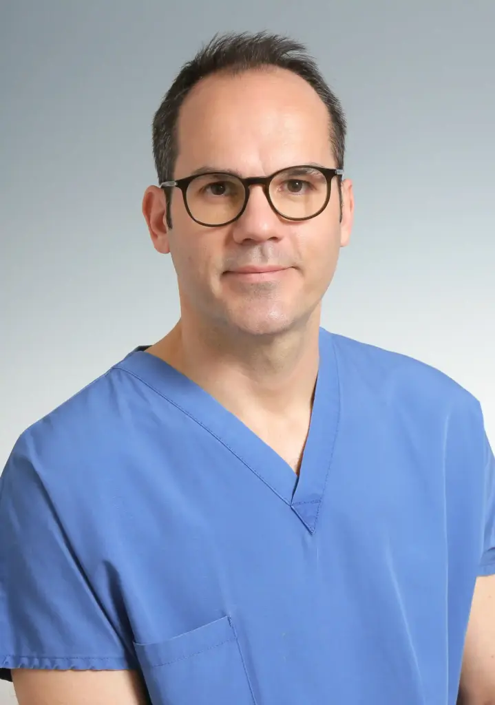 Prof. François-Xavier Madec en salle d’opération pour le traitement endoscopique de la sténose de l’urètre, incluant la dilatation, l’urétrotomie interne sous contrôle visuel direct (DVIU) et le ballon enduit de paclitaxel Optilume